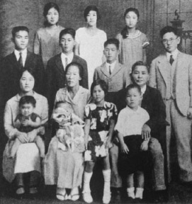(Left to right) back row: Hatsu (Mary), Dorothy (Chiyono), Helen (Hifume); third row: Tora (Torao), Sataro, Shiro (Gilbert), Albert; second row: Tsuruyo, Baban, Ji-Yan; front row: Alfreida, Morris, Esther (Kaoru), Shige.