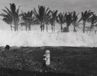 Wall of water coming in at Keaukaha, 1946. Johnston Collection