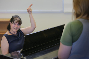 Australian soprano Jennifer McGregor teaches a voice lesson. ©Jonathan Rawle