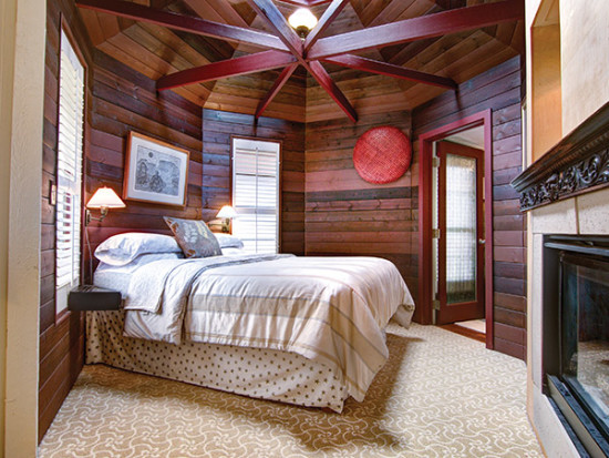 Ihilani Cottage’s bedroom. 
