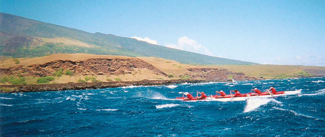 Wahines heading into Nu‘u Landing, October 2004. photo courtesy of Kawaihae Canoe Club