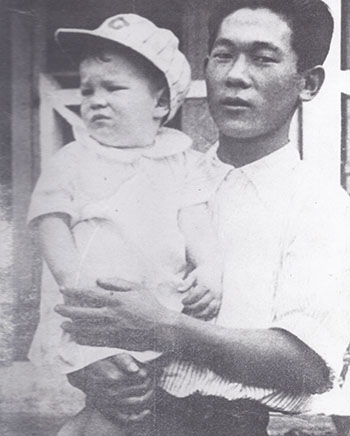 Billy as a toddler with houseboy Tadao Masutomi, 1925.
