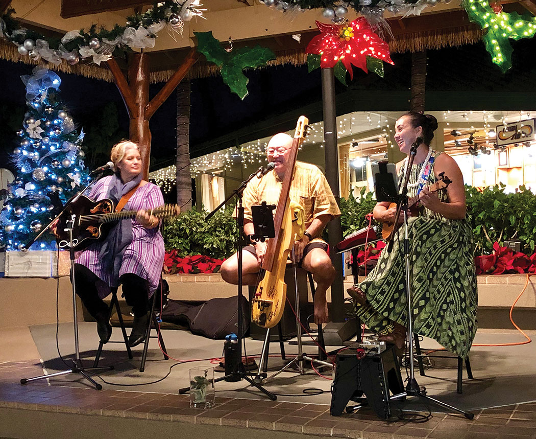 Hōkū Pa‘a playing at the Kings‘ Shops, Waikoloa, December 2018. photo by Gayle Greco