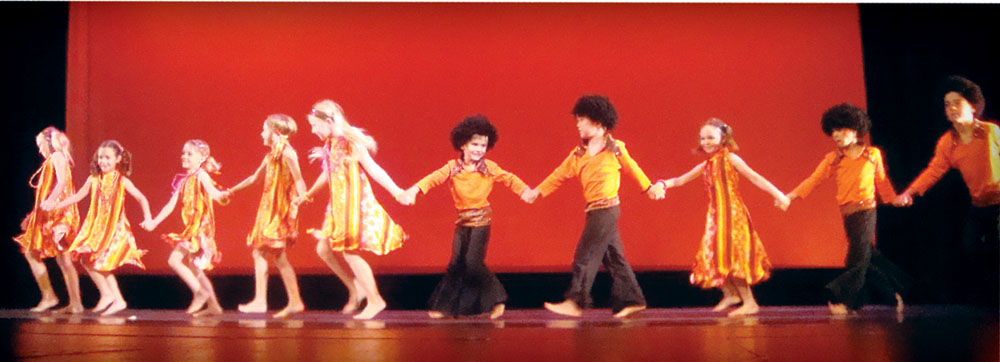 Kids on stage in the show “Vis Viva” at Kahilu Theatre. photo by Kanoa Withington