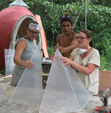 Domegaia workshop instructor Gabriel de la Cruz (center) teaches participants how to make a cupola skylight. photo by Mālielani Larish