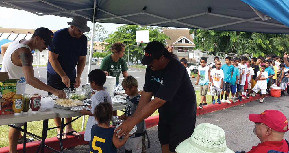 Jonathans Helpers feed keiki at a summer basketball tourney in Kealakehe.